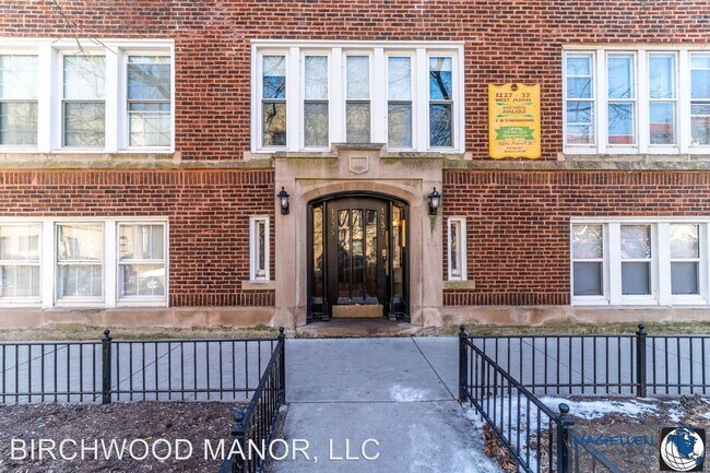 Building Photo - 1233 W Jarvis Ave