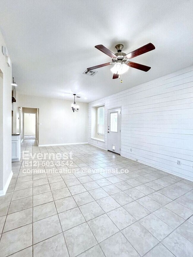 Foto del edificio - 2-Bedroom, 2-Bathroom Home with Modern App...