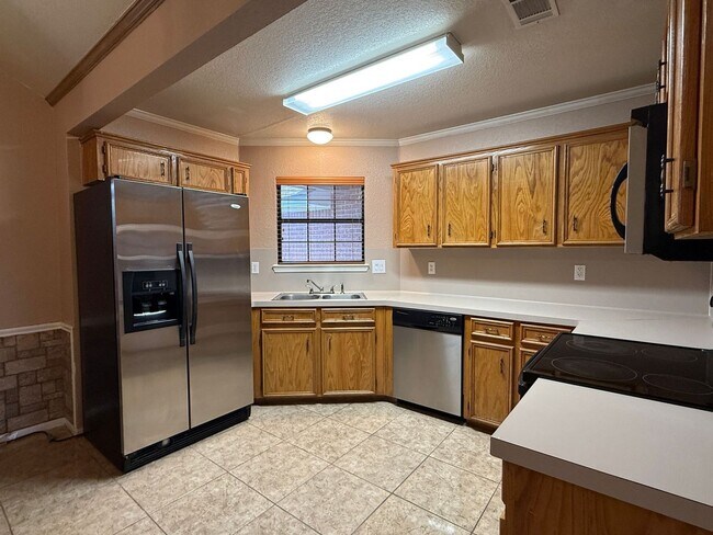 Foto del edificio - AVAILABLE NOW!