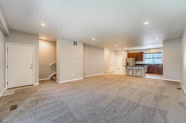 Building Photo - Three Bedroom Condo in Henderson