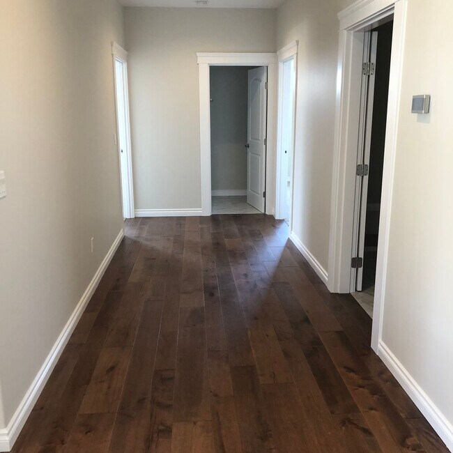 Building Photo - Beautiful 5 bedroom, 4 bath home with wrap...