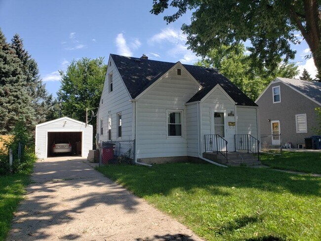 Building Photo - 2208 S Willow Ave