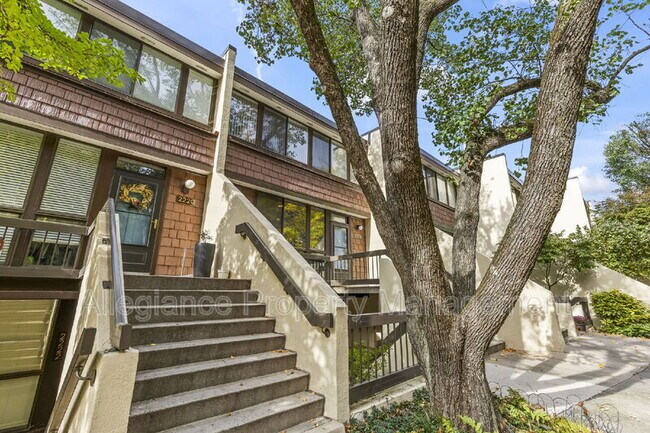 Building Photo - 2216 S Quincy St