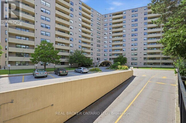 Photo du bâtiment - 700 Dynes Rd
