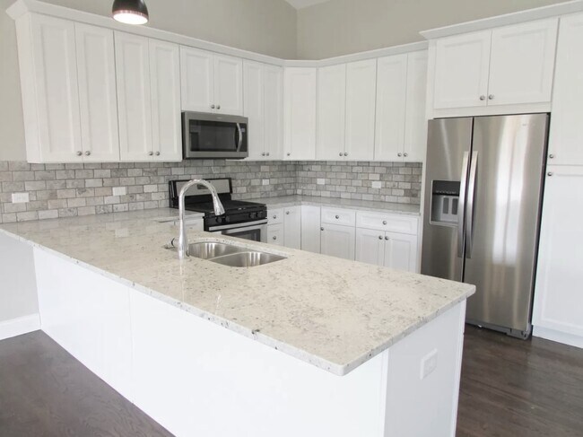 Building Photo - 855 Meadow Ln
