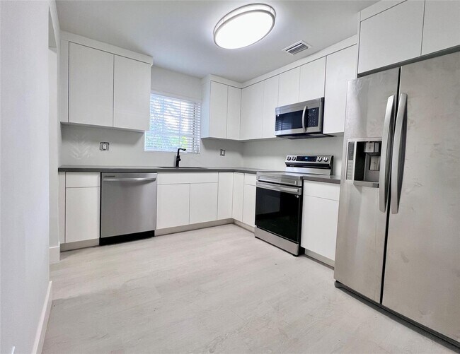 Building Photo - 625 W 30th St