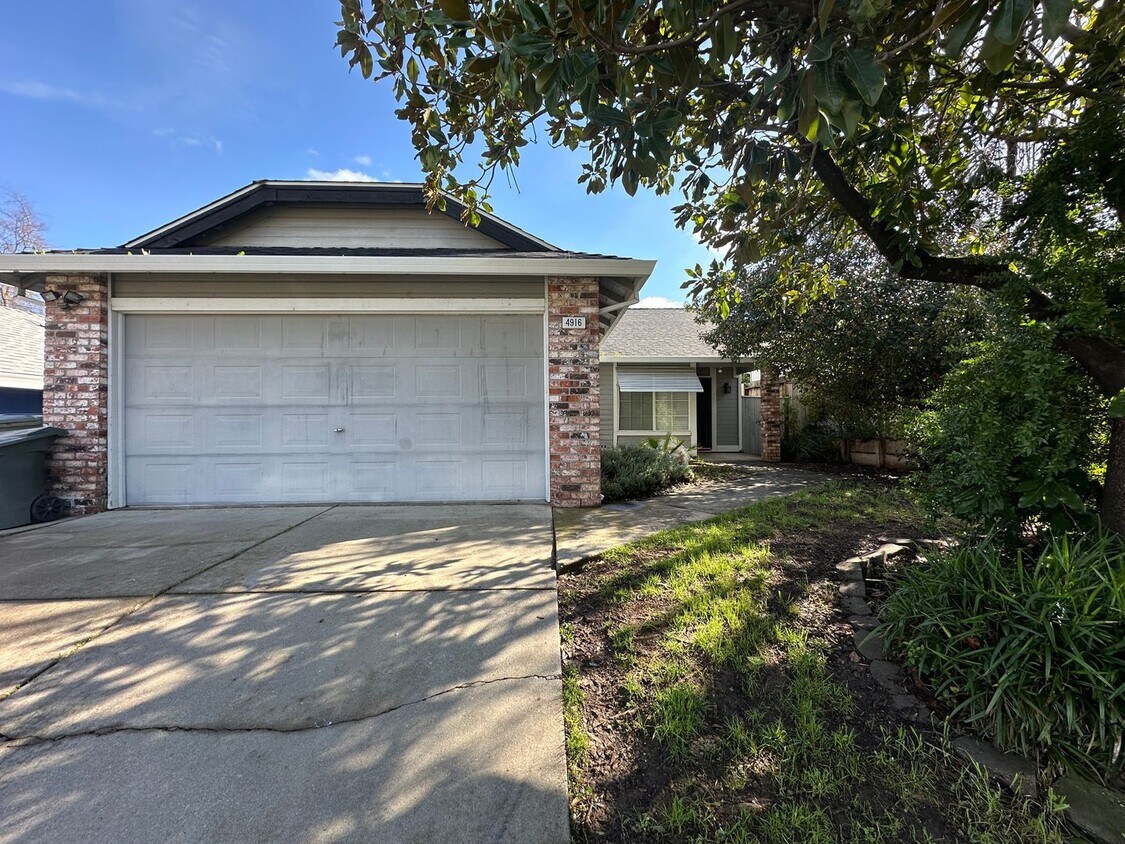 Primary Photo - Very Nice 3bd/2ba Antelope Home with 2 Car...