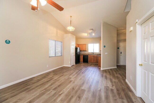 Foto del edificio - 8723 E Fox St