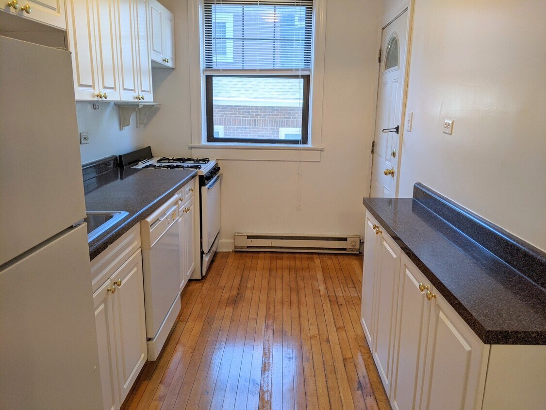 Primary Photo - 931 Forest Ave