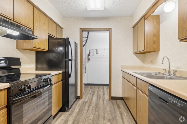 2BR, 2BA - 1,039SF - Kitchen - Remington Station Townhomes