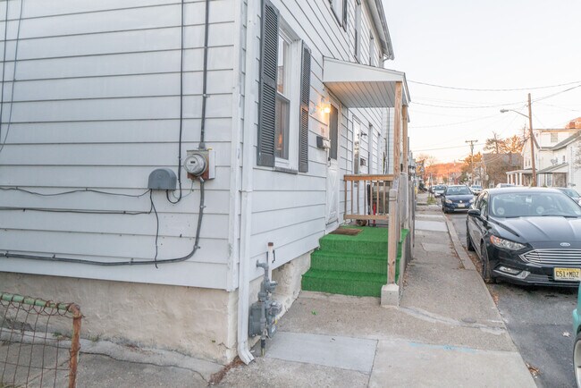 Building Photo - Pet friendly whole house. Parking Office C...