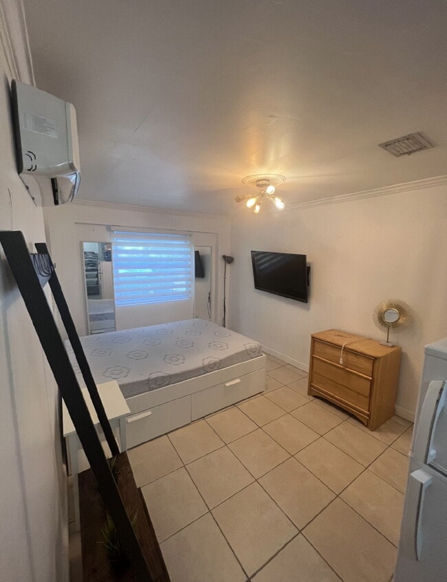 Building Photo - Efficiency/Studio for Rent – Available Imm...