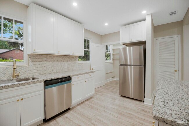 Foto del edificio - 1322 Wisteria Ave