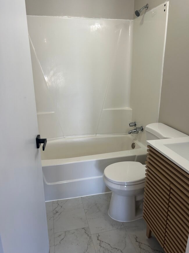 Building Photo - 1034 Bluff Ave