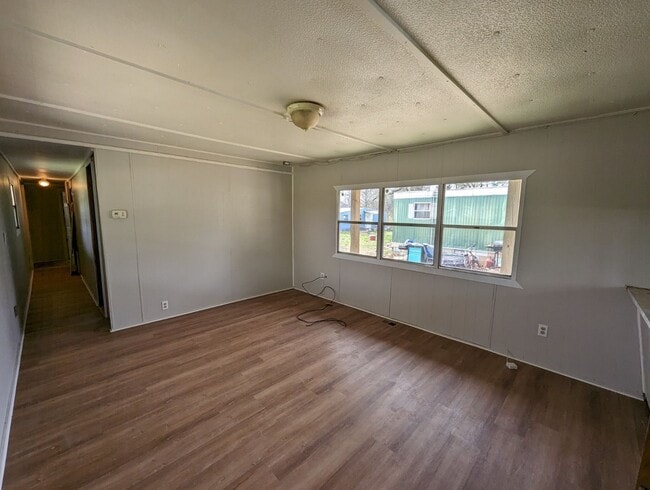 Building Photo - 2 Bedroom/1 Bathroom Trailer in Batesville