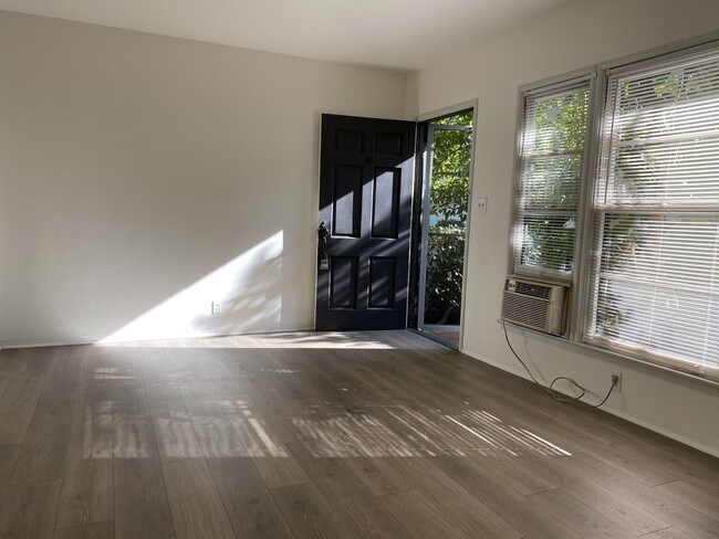 Foto del edificio - 1319 N Orange Dr