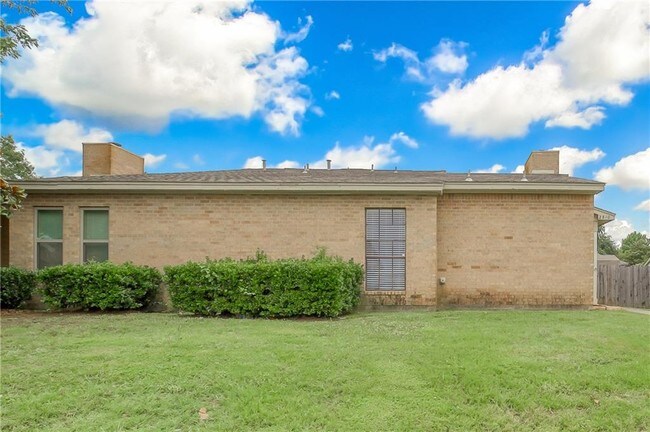 Building Photo - 2810 Meadow Park Dr