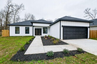Building Photo - 340 Bending Oak Ln