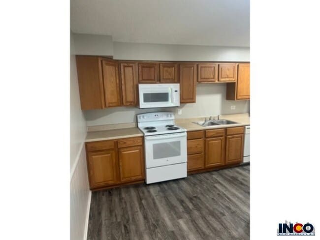 Building Photo - Top floor three bedroom condo!