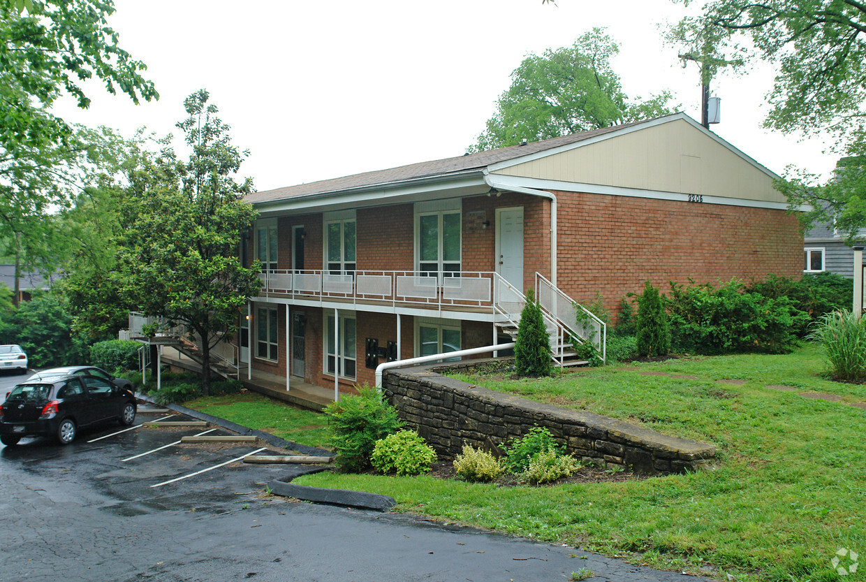 Primary Photo - Park Plaza Apartments