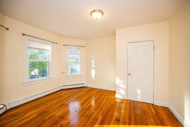 Foto del edificio - 42 Mildred Ave