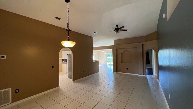 Building Photo - Bright & Spacious 4-Bedroom Pet-Friendly H...