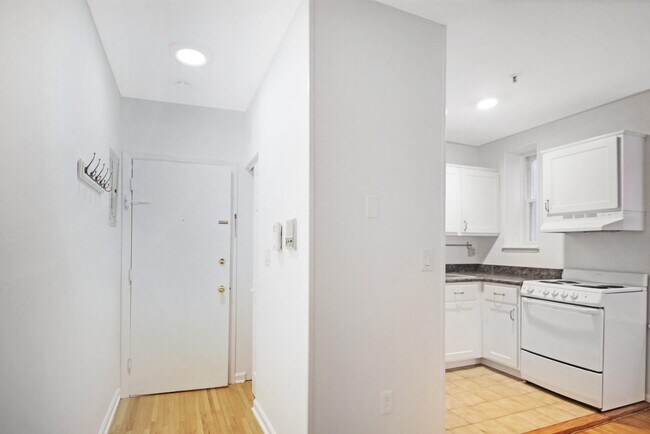 Building Photo - 533 Monroe St