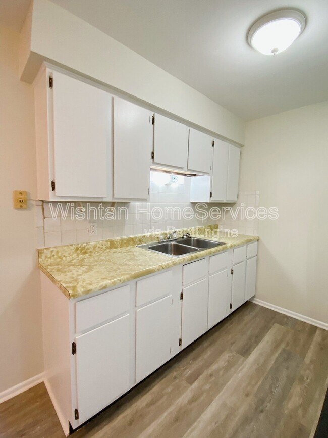 Foto del edificio - 203 Charleston Blvd