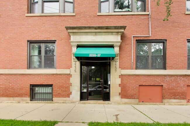 Foto del edificio - 2235 N Kedzie Blvd