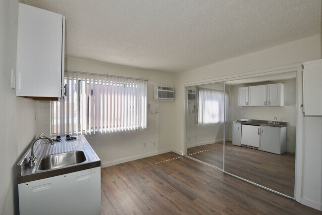 Building Photo - 5321-25
