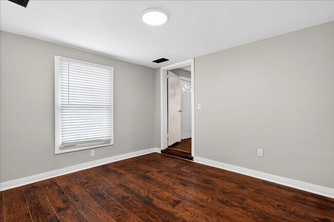 Building Photo - 4 Bedroom, 1.5 Bath house in Shelby Park, Fenced, Off-street Parking, Pets OKAY!
