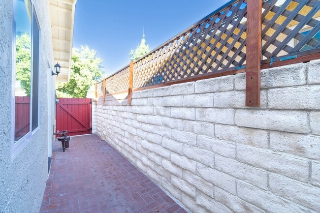 Foto del edificio - 8326 Beckford Ave