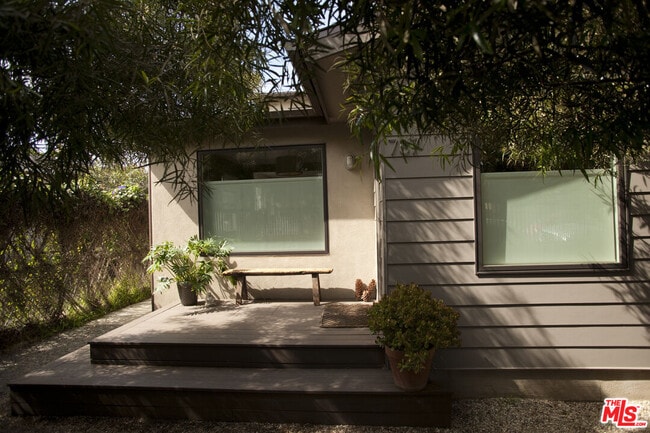 Building Photo - 737 Broadway St