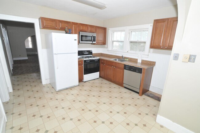 Building Photo - 407 Sanders Ave