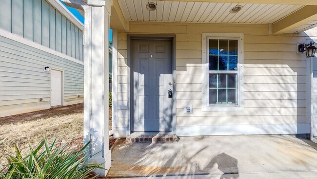 Building Photo - Beautiful 3 bed 3 bath home located in the...