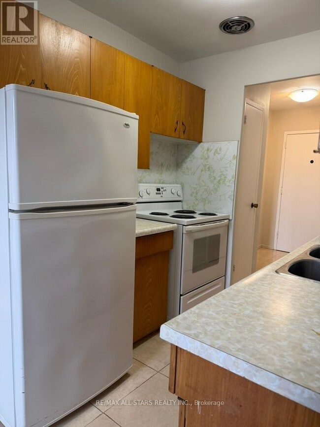 Building Photo - 73 Albert St