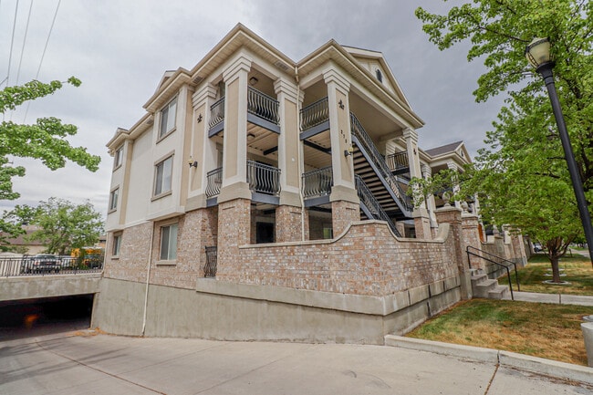 Building Photo - Fleur De Lis Apartments - Student Housing