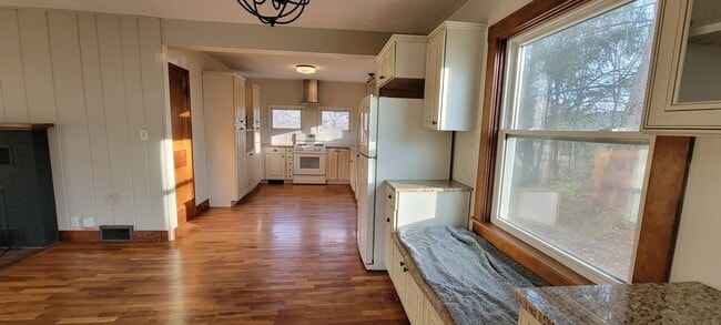 Building Photo - Charming home close to downtown Traverse City