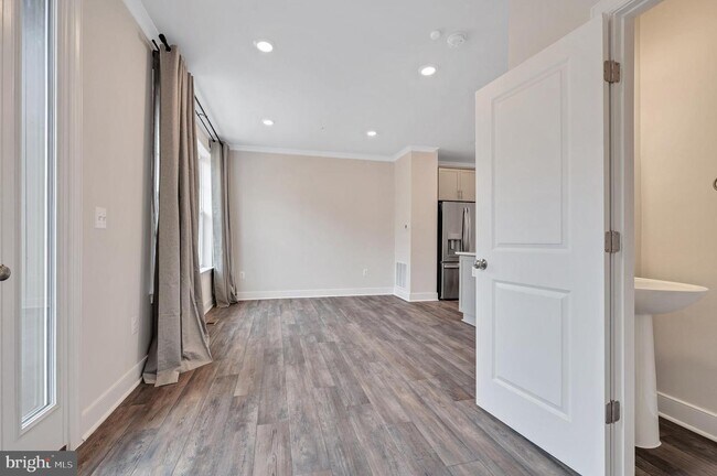 Building Photo - 32 Bleeker Pl