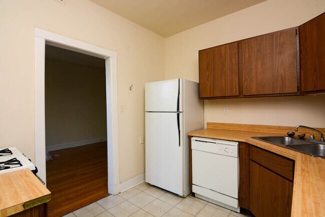 Building Photo - 3523 N Racine Ave