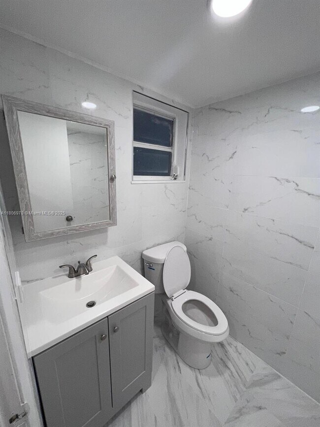 Building Photo - 310 Fontainebleau Blvd