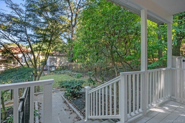 Foto del edificio - 75 Woodcrest Ave