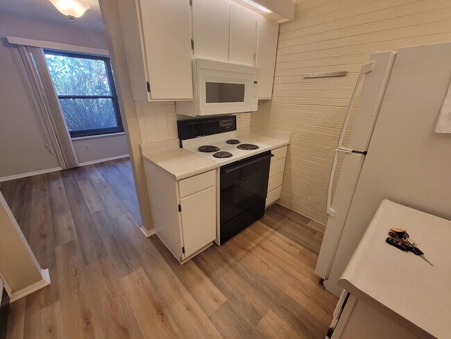 Foto del edificio - Sunny and Quiet Garden Level 3 bed, 2 bath condo in a convenient East Boulder neighborhood.