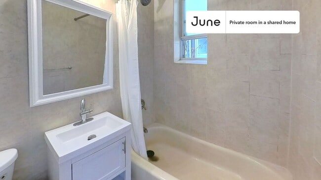 Building Photo - Private bedroom in 4 bed/1 bath Home