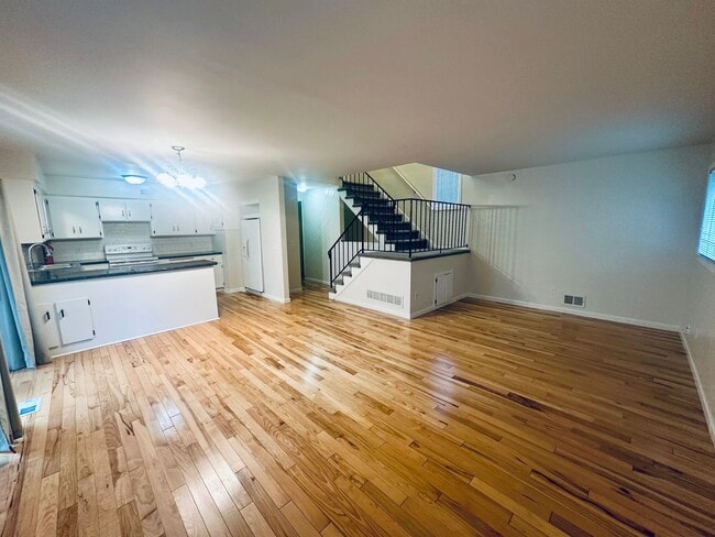 Foto del edificio - Beautiful 3-Bedroom Single Family Home with 2-Car Garage in Northeast Minneapolis