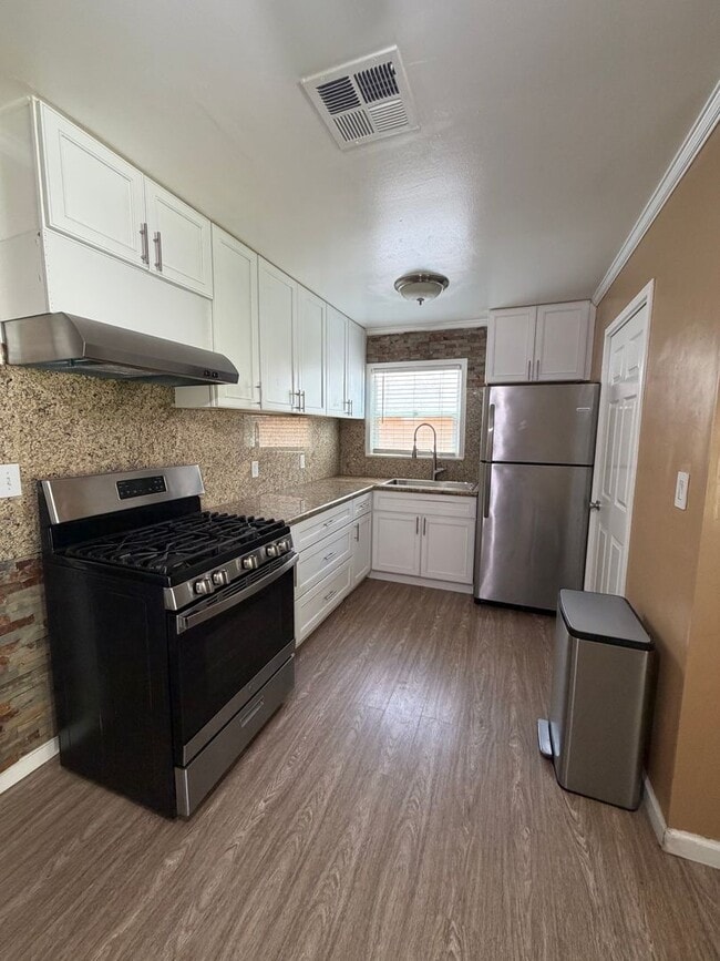 Building Photo - Newly Renovated Home in Tower District!