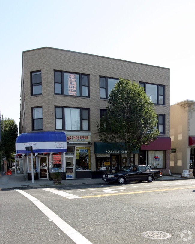 Building Photo - 200-212 Sunrise Hwy