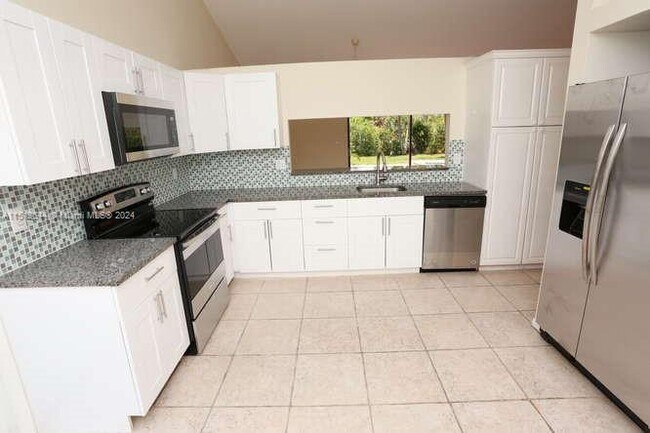 Building Photo - 9312 Sun Pointe Dr