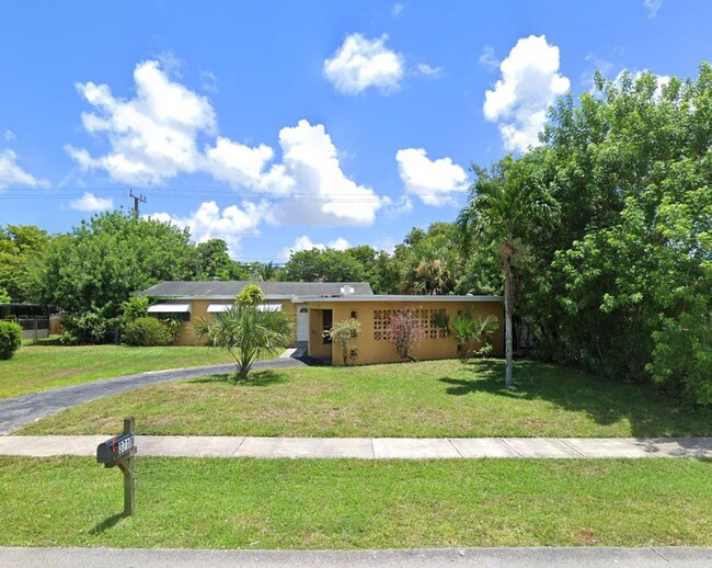 Building Photo - 3-2 House with Central air and carport ! G...