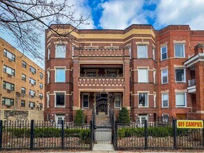 Building Photo - 6719 N Sheridan Rd